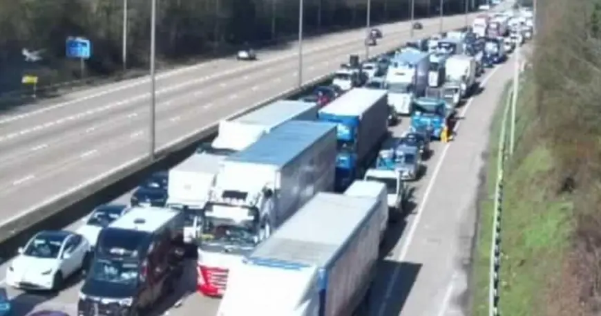M25 Traffic and wider Surrey disruption after police safety incident and car meet dispersal order
