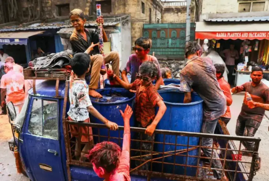 Holi Ki Baraat Procession Celebrates Tradition in Hyderabad’s Begumbazar