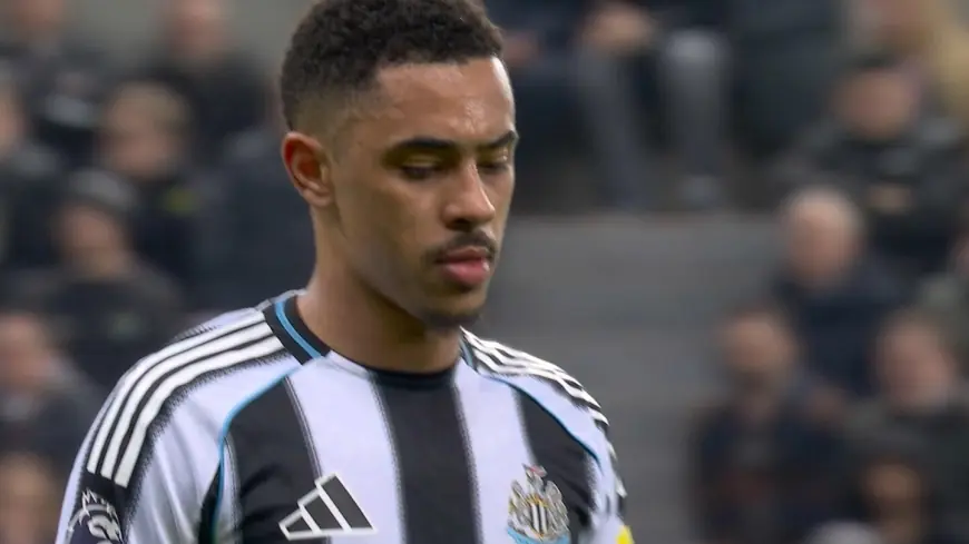 Jacob Ramsey sent off for second yellow as penalty verdict swings match at St James' Park