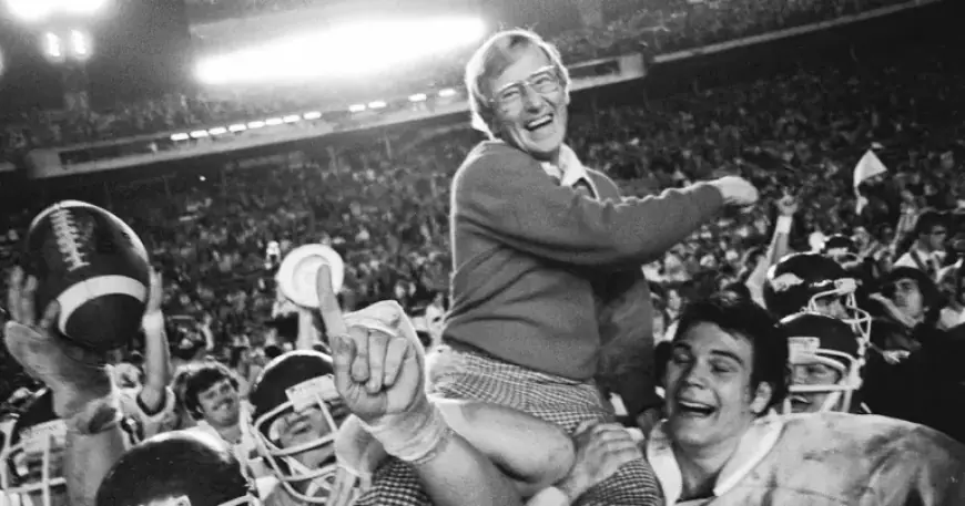 Lou Holtz, Notre Dame’s 1988 Championship Coach, Passes Away at 89