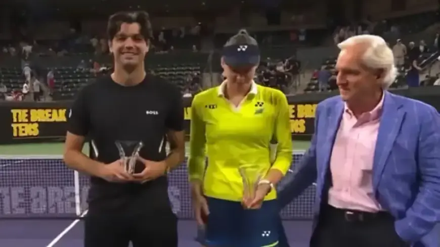 Elena Rybakina Deflects Presenter’s Hand at Trophy Ceremony