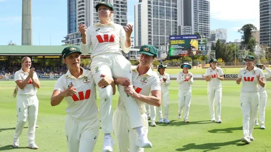 Live Cricket coverage changes as Perry, Sutherland resume and Australia chases India