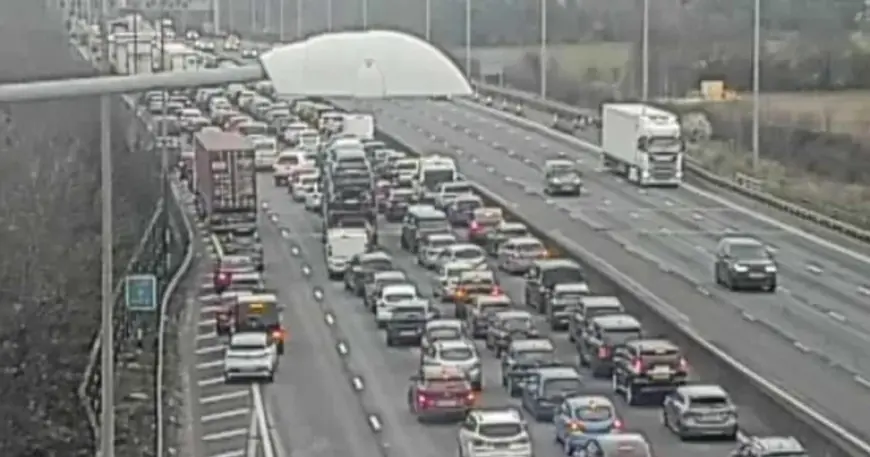 Fire London traffic delays on M25 affect commuters after vehicle fire