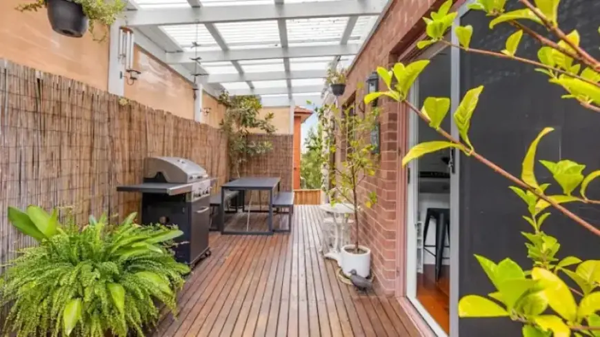 Charity Triumphs Over Five First-Time Buyers at $955,000 Melbourne Auction