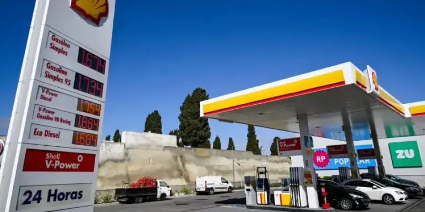 Experts Analyze Impact of Oil Prices Surpassing $100 Mark