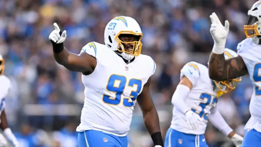 Otito Ogbonnia joins the Cowboys on a one-year deal as Tuesday’s defensive push continues