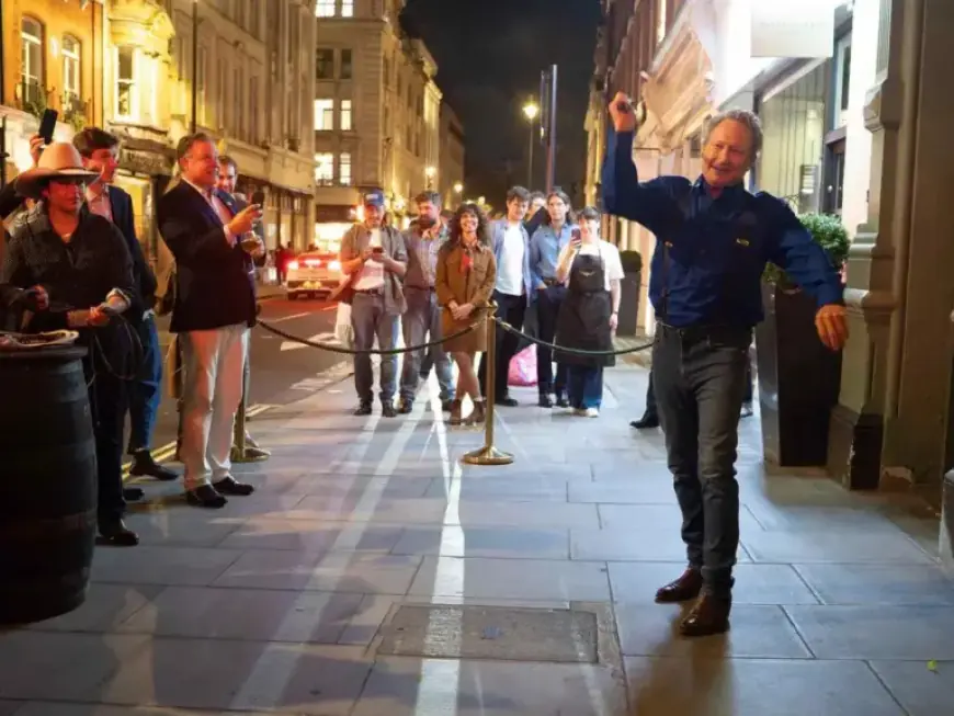 Twiggy’s Whip-Crack Joke Sparks Laughter at Boris Johnson Party