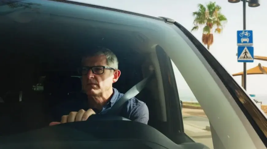 Louis Theroux vs. HSTikkyTokky: Influencer freedom compared with algorithmic dependence