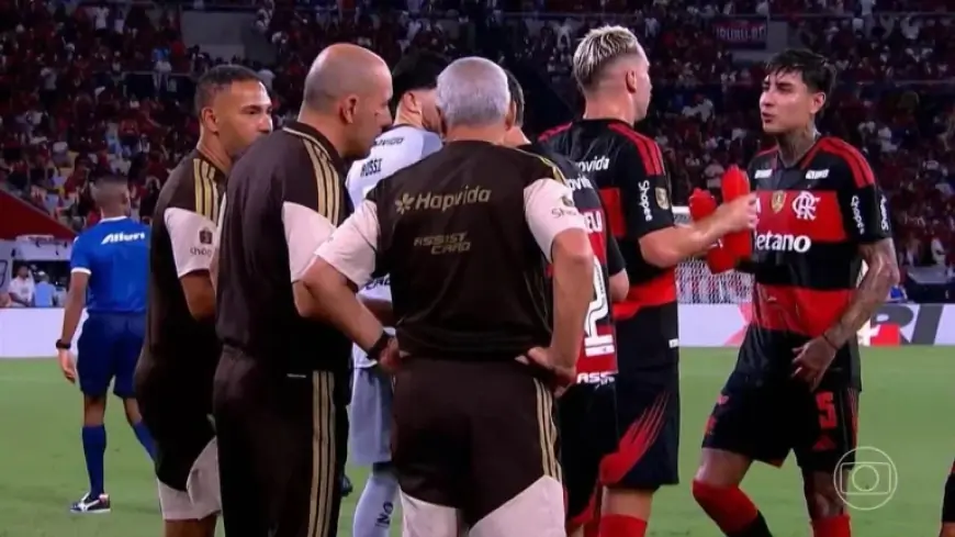 Cruzeiro Fans Protest Leonardo Jardim Ahead of Flamengo Vs Cruzeiro Match