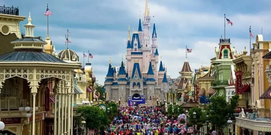 Walt Disney World vs. Universal split trips: what 2026 bookings cuts reveal