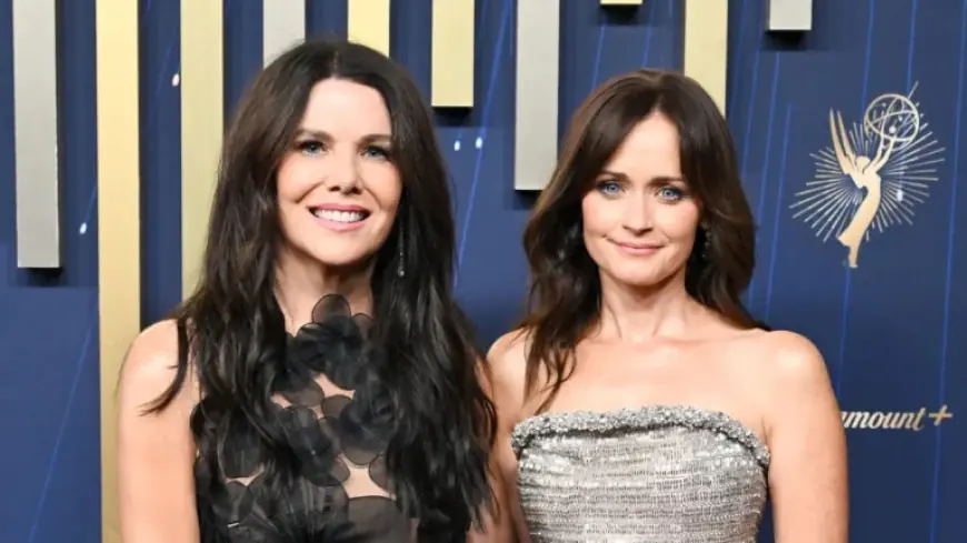 Lauren Graham Hints at Gilmore Girls Christmas, While Book Details Remain Sparse