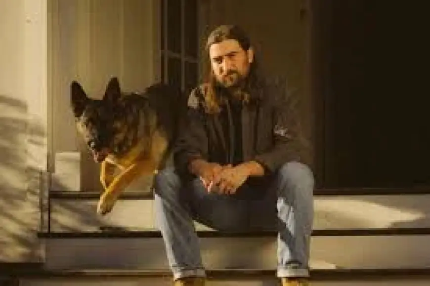 Mit Noah Kahan’s ‘Porch Light,’ New Single Sets Stage for ‘The Great Divide’ and Deepens Family Guilt Theme