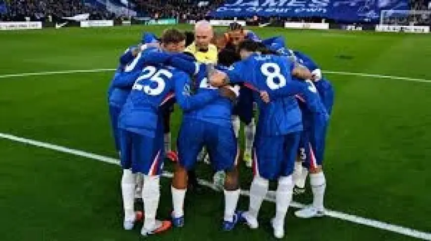 Chelsea Fc Pre-Match Huddle In England Sparks Referee Paul Tierney Flashpoint