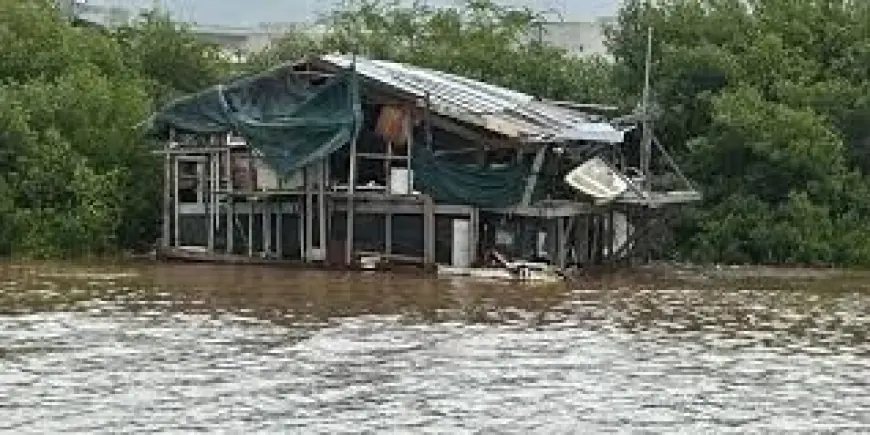 Hawaii Flash Flooding: Honolulu Recovery Efforts Include Reservoir Checks and a Drifting House