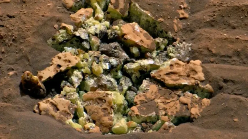 Curiosity Cracked Open a Rock on Mars And Revealed a Huge Surprise