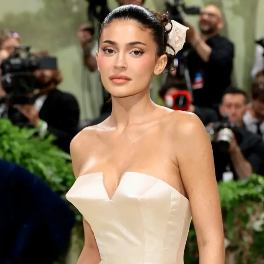Kylie Jenner Shuts Down Oscars 2026 in Red Hot Gown