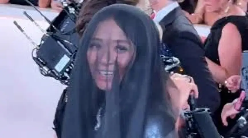 Hamnet Director Chloé Zhao Draws Attention With Black Veil Look on the Oscars Red Carpet