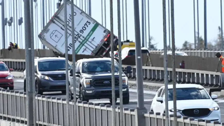 Pont Pierre Laporte Overturned Trailer in Québec Leaves Major Traffic Delays