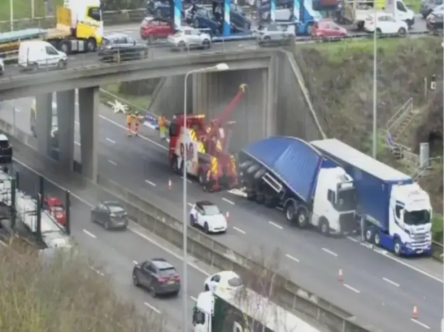 Major Lorry Crash Disrupts M25 and Lakeside Road Traffic