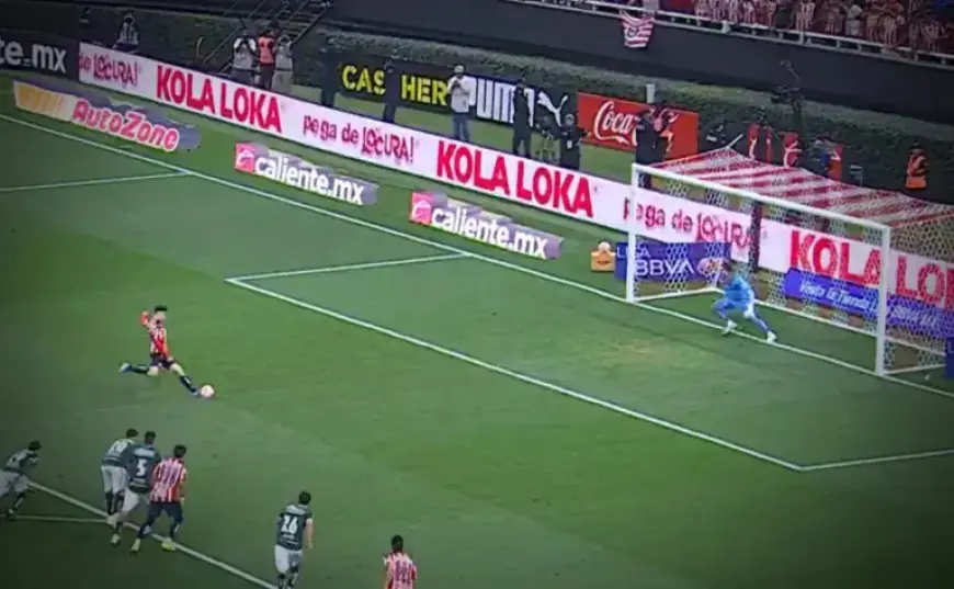 Armando González Scores Chivas’ Third Goal Against León in Penalty Shot