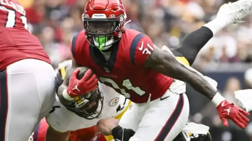 Eagles Strengthen Backfield with 1,100-Yard RB Signing Behind Barkley