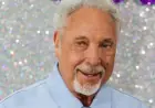 Tom Jones Makes Rare Public Appearance with Celebrity Friends