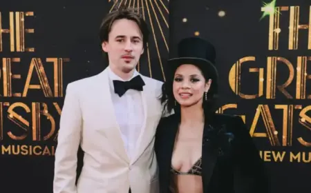 Reeve Carney and Eva Noblezada Perform Acoustic Cover of ‘My Green Light’