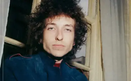 Songwriter Bob Dylan Praised as “Light Years” Ahead: “High-Level Belligerence”