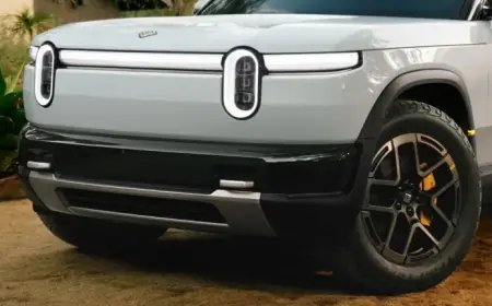 Classic Off-Roader Challenges the New Rivian R2