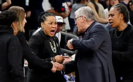 Geno Auriemma Apologizes for Final Four Dispute with Dawn Staley