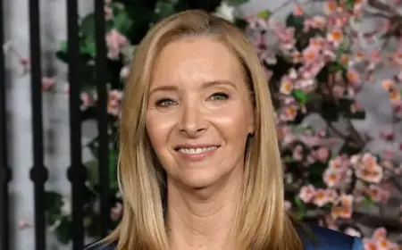 Lisa Kudrow Critiques Sitcoms for Avoiding ‘Uncomfortable’ Storylines