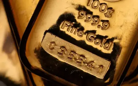 Gold Declines Amid Iran Conflict and Strong US Jobs, Reducing Fed Rate-Cut Hopes