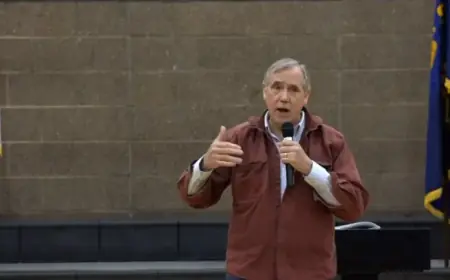 Senator Jeff Merkley Discusses War, Economy, Youth Mental Health in Sisters Town Hall
