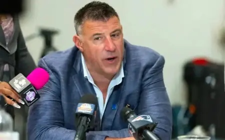 Mike Vrabel Discusses Photos with NFL Reporter