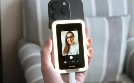 Insta360 Snap: Tiny Magnetic Screen Elevates Rear-Camera Selfies