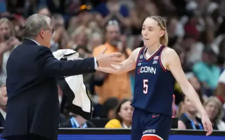 Paige Bueckers Describes Geno Auriemma’s Dispute with Dawn Staley in One Word