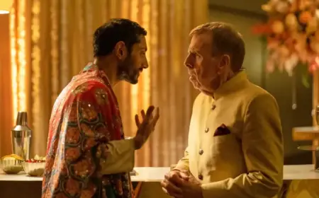 Modern Dress ‘Hamlet’ Showcases Lengthy Wit