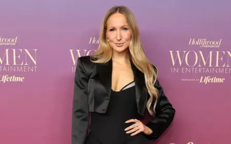 Nikki Glaser Encourages Boyfriend to Date Other Women