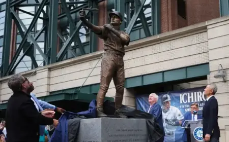 Ichiro Suzuki Statue Ceremony Marred by Bat Snapping Incident