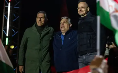 Orbán’s Campaign Finale Fails to Fill Szentháromság Square, No Screens Provided