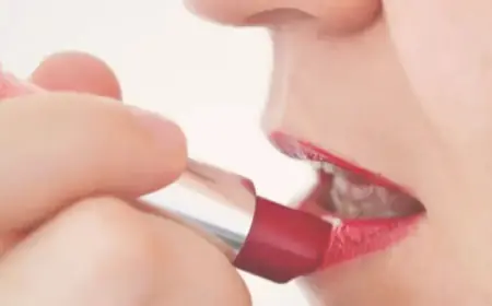 Dying Woman’s Bright Red Lipstick Reveals Heartbreaking Reason