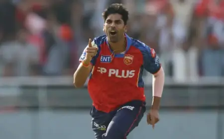 Shashank’s Slow Bowling Stuns Travishek in High-Impact Cricket Match