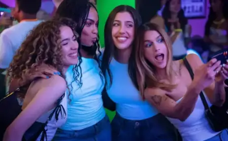 ‘Roommates Review: Terrific Leads Shine in Uneven College Comedy’