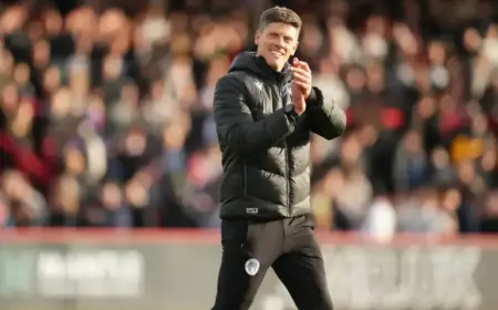 Lincoln City Coach Skubala Anticipates Challenging Away Game in Title Pursuit