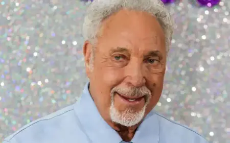 Tom Jones Makes Rare Public Appearance with Celebrity Friends