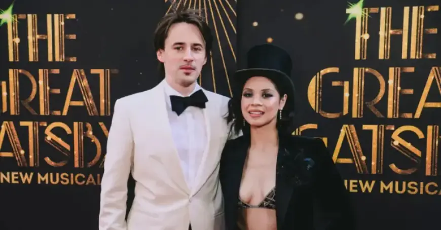 Reeve Carney and Eva Noblezada Perform Acoustic Cover of ‘My Green Light’