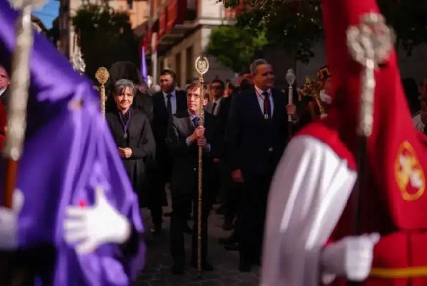 Almeida Joins Jesús el Pobre Procession