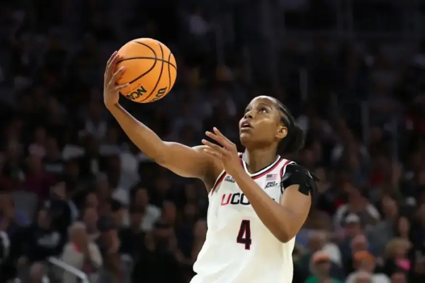 Blanca Quiñonez Sets UConn Record as First South American Player