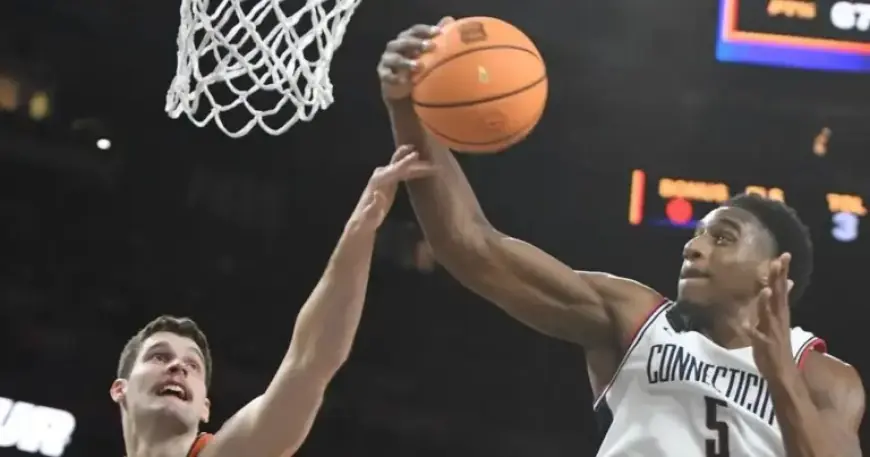 Illinois’ Mia Zenere Performs National Anthem Inside the Arena