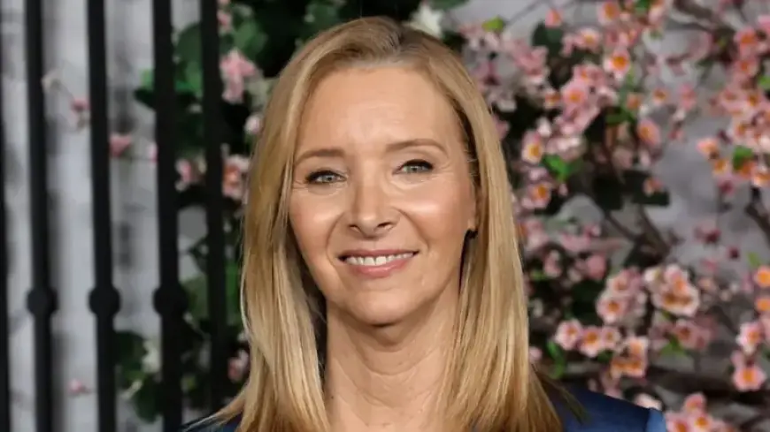 Lisa Kudrow Critiques Sitcoms for Avoiding ‘Uncomfortable’ Storylines
